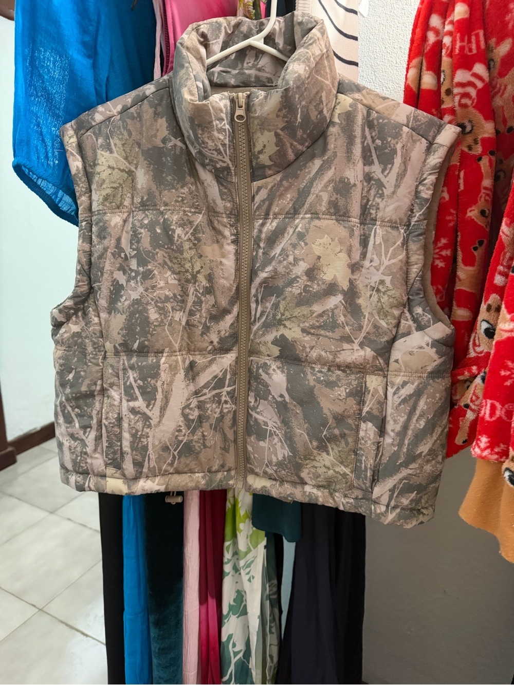 Women's Sleeveless Puffer Vest in Gray Camo